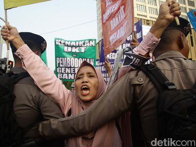 Mahasiswa dan Emak-emak Unjuk Rasa Jelang Pelantikan Prabowo-Gibran