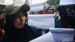 Mahasiswa dan Emak-emak Unjuk Rasa Jelang Pelantikan Prabowo-Gibran