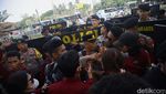Mahasiswa dan Emak-emak Unjuk Rasa Jelang Pelantikan Prabowo-Gibran