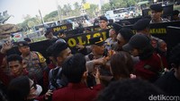 Sempat terjadi ketegangan antara polisi dan pendemo.