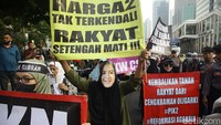 Mahasiswa dan ibu-ibu berunjuk rasa di Kawasan Patung Kuda dan perempatan Sarinah, Jakarta, Jumat (18/10/2024).