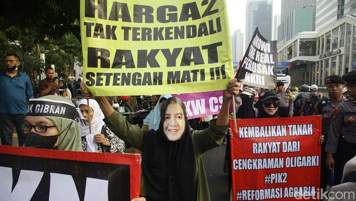 Mahasiswa dan ibu-ibu berunjuk rasa di Kawasan Patung Kuda dan perempatan Sarinah, Jakarta, Jumat (18/10/2024). Mereka mengkritisi kebijakan Jokowi dan pelantikan Wapres Gibran.