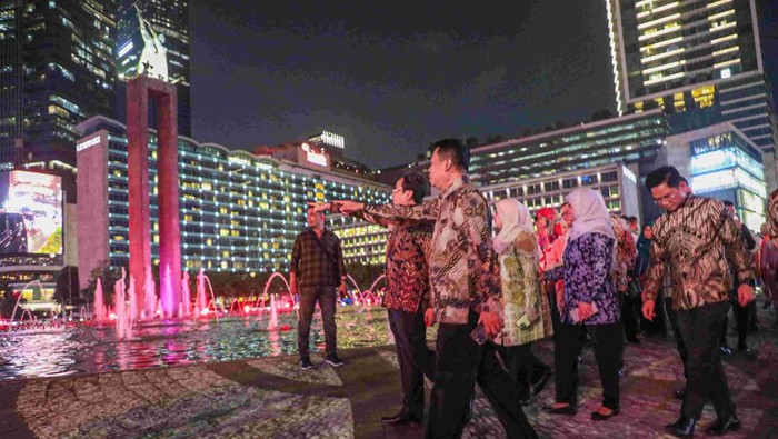 Malam ini, jajaran Pemprov DKI meninjau area sekitar Bundaran HI di Jakarta Pusat menjelang pelantikan Prabowo-Gibran. Peninjauan juga dilakukan di titik videotron yang akan menayangkan live streaming prosesi pelantikan (Foto: Dok. Pemprov DKI)