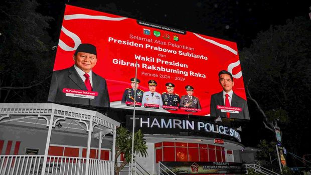 Malam ini, jajaran Pemprov DKI meninjau area sekitar Bundaran HI di Jakarta Pusat menjelang pelantikan Prabowo-Gibran. Peninjauan juga dilakukan di titik videotron yang akan menayangkan live streaming prosesi pelantikan (Foto: Dok. Pemprov DKI)