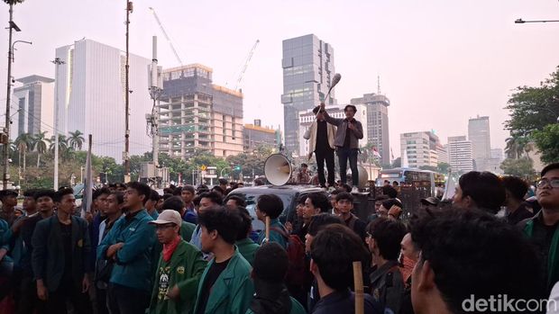 Massa demo di Patung Kuda bubar, lalin ke arah istana dibuka kembali