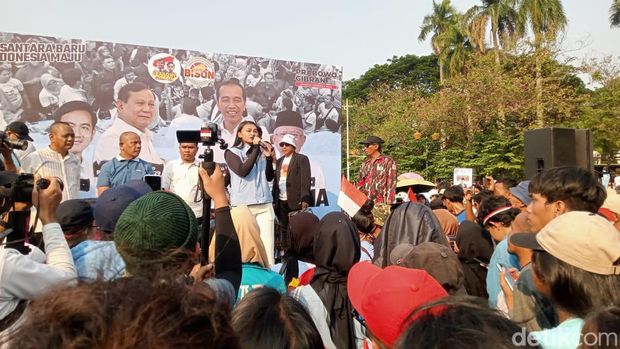 Massa demo di Patung Kuda bubar, lalin ke arah istana dibuka kembali