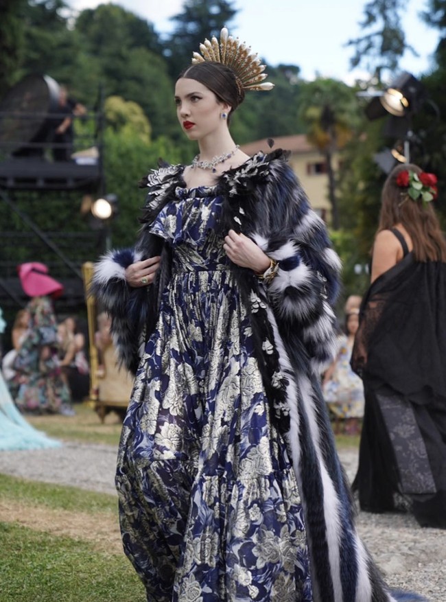 Selain itu, Maya telah berjalan di runway untuk rumah mode terkenal seperti Dolce & Gabbana dan Rami Kadi. Di dunia hiburan, ia muncul dalam video musik DNCE dan Billy Ray Cyrus. Foto: dok. Instagram @maya_henry