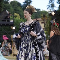 Selain itu, Maya telah berjalan di runway untuk rumah mode terkenal seperti Dolce & Gabbana dan Rami Kadi. Di dunia hiburan, ia muncul dalam video musik DNCE dan Billy Ray Cyrus. Foto: dok. Instagram @maya_henry