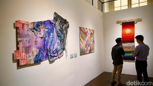 49 Lukisan hasil karya finalis Painting of the Year dipamerkan di Gedung A.A Maramis, Jakarta. Yuk lihat...