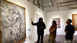 Lukisan Muhammad Yakin jadilah pemenang lomba ini. Karya seni yang terbuat dari tinta akrilik, tinta hitam musou, warna-warni, dan daun emas di atas linen mengungkap pencarian identitas sampai terbentuk fragmen-fragmen seorang figur.