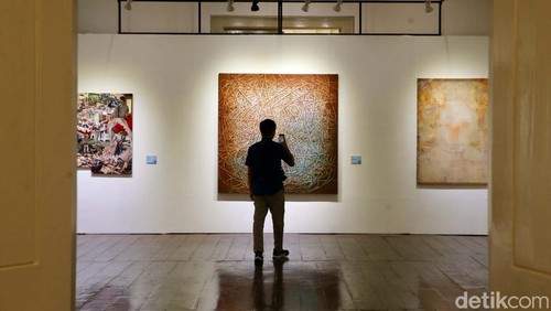 49 Lukisan hasil karya finalis Painting of the Year dipamerkan di Gedung A.A Maramis, Jakarta. Yuk lihat...