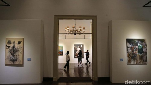 49 Lukisan hasil karya finalis Painting of the Year dipamerkan di Gedung A.A Maramis, Jakarta. Yuk lihat...