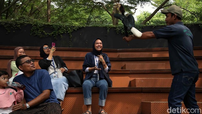 Akhir pekan menjadi waktu yang digunakan warga untuk berlibur. Sejumlah warga mengisi libur dengan menikmati pertunjukan burung di wahana Fauna Land di kawasan Ancol.