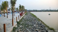 Objek wisata ini berjarak sekitar 15 kilometer dari Stasiun Bekasi dan dapat ditempuh sekitar 35 menit.