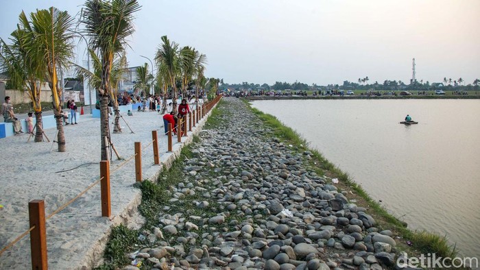 Bekasi mempunyai pantai pasir putih. Spot satu itu berada di perumahan Panjibuwono City, Kecamatan Babelan, Kabupaten Bekasi. Di sini kita bisa menikmati matahari tenggelam.