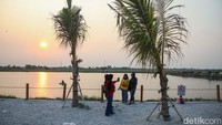 Kendati bernama beach tetapi letaknya berada di tepi Danau Panjibuwono, alih-alih di tepi laut.