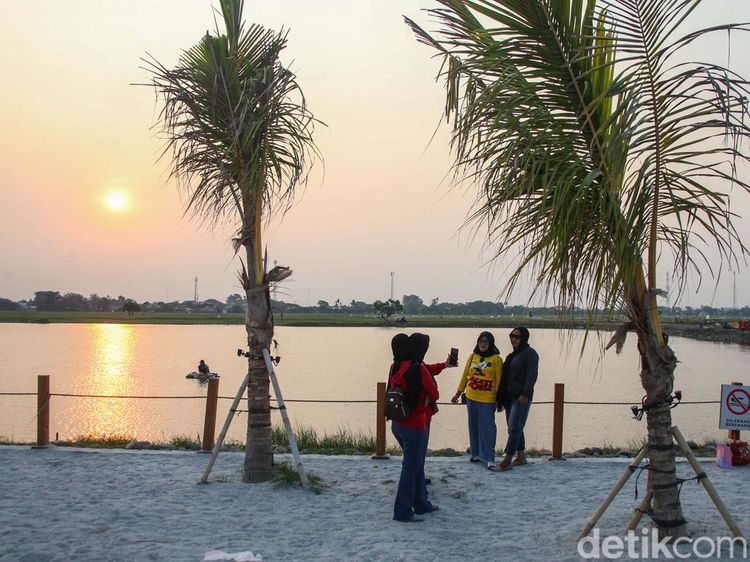 Menikmati Matahari Tenggelam di Pantai Pasir Putih Babelan Bekasi
