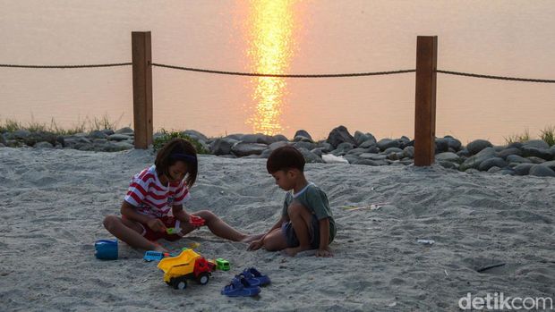 Bekasi mempunyai pantai pasir putih. Spot satu itu berada di perumahan Panjibuwono City, Kecamatan Babelan, Kabupaten Bekasi. Di sini kita bisa menikmati matahari tenggelam.