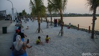 Terlihat banyak pengunjung yang tengah santai menikmati suasana. Ada yang datang bersama teman sebaya, namun lebih banyak yang berkunjung bersama anak-anak.