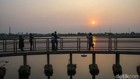 Berkunjung ke sini traveler akan disuguhi area pasir putih buatan yang menyerupai pantai, serta pepohonan palm. Di sisi pasir, terdapat area pembatas dan bebatuan, kemudian area danau buatan.