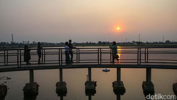 Bekasi mempunyai pantai pasir putih. Spot satu itu berada di perumahan Panjibuwono City, Kecamatan Babelan, Kabupaten Bekasi. Di sini kita bisa menikmati matahari tenggelam.