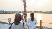Di sepanjang area pasir putih, terdapat area duduk-duduk, serta beberapa pohon peneduh. Itu membuat spot tersebut tak terlalu panas kendati didatangi.