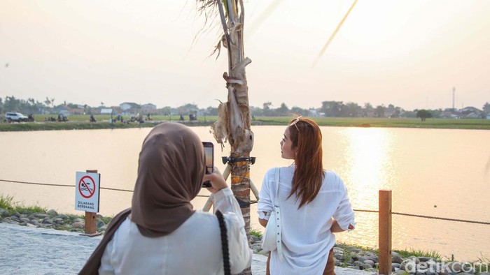 Menikmati Matahari Tenggelam di Bekasi mempunyai pantai pasir putih. Spot satu itu berada di perumahan Panjibuwono City, Kecamatan Babelan, Kabupaten Bekasi. Di sini kita bisa menikmati matahari tenggelam.
