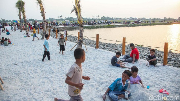 Bekasi mempunyai pantai pasir putih. Spot satu itu berada di perumahan Panjibuwono City, Kecamatan Babelan, Kabupaten Bekasi. Di sini kita bisa menikmati matahari tenggelam.