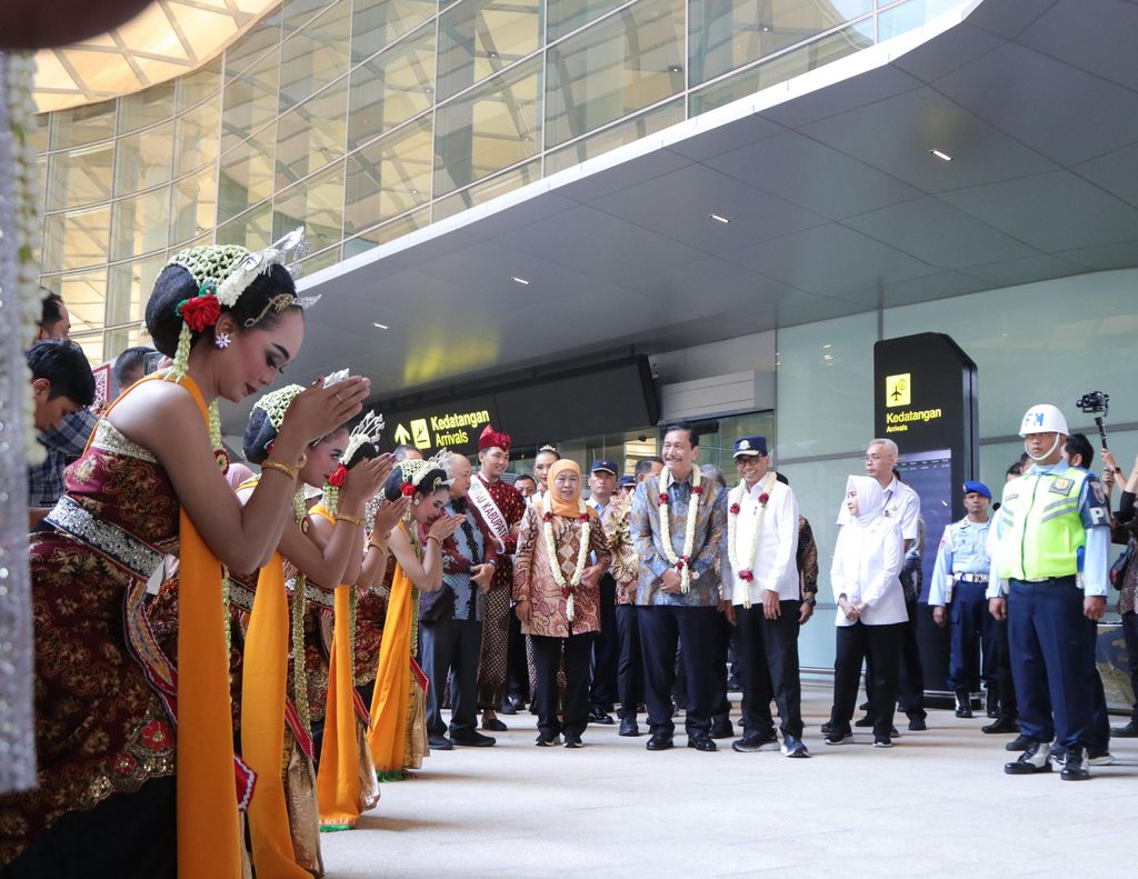 Menteri Koordinator Bidang Kemaritiman dan Investasi (Menko Marves),  Luhut Binsar Pandjaitan bersama Menteri Perhubungan, Budi Karya Sumudi meresmikan secara simbolis pengoperasian Bandara Dhoho Kediri, Kabupaten Kediri, Jawa Timur, Kamis (18/10/2024). (dok:Kemenko Marves)