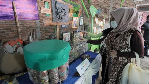 Mitra Binaan Pupuk Kujang, La Tanza, berhasil mengembangkan sampah jadi barang berguna Mitra Binaan Pupuk Kujang, La Tanza, berhasil mengembangkan sampah jadi barang berguna