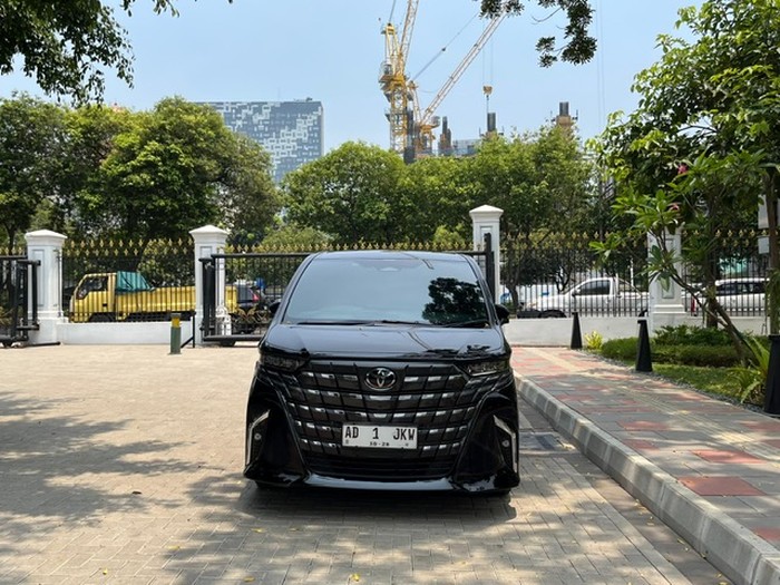 Mobil Toyota Alphard berpelat AD 1 JKW untuk akomodasi kepulangan Presiden Joko Widodo (Jokowi) ke Solo