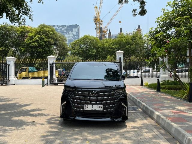 Mobil Toyota Alphard berpelat AD 1 JKW untuk akomodasi kepulangan Presiden Joko Widodo (Jokowi) ke Solo