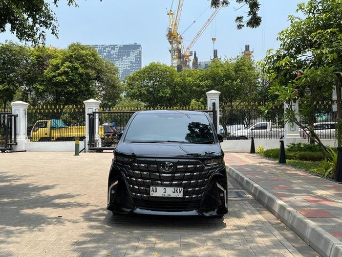 Mobil Toyota Alphard berpelat AD 1 JKW untuk akomodasi kepulangan Presiden Joko Widodo (Jokowi) ke Solo