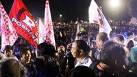 Selain itu, para relawan juga mengucapkan selamat bekerja kepada presiden dan wakil presiden terpilih Prabowo Subianto dan Gibran Rakabuming Raka. Tak lupa mereka ikut merayakan ulang tahun ke-73 Prabowo dengan melakukan prosesi pemotongan tumpeng.