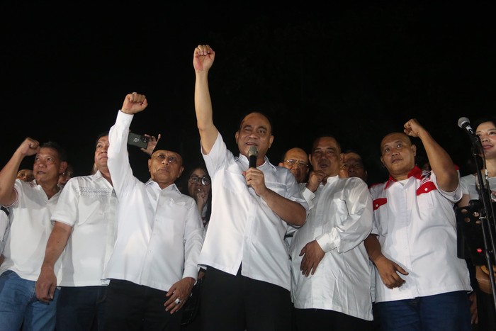 Momen Budi Arie Pimpin Relawan Doa Bersama di Tugu Proklamasi Ratusan Organ Relawan Pendukung Prabowo-Gibran menggelar tasyakuran dan Doa Bersama di Tugu Proklamasi Jakarta. Ketum Projo, Budi Arie memimpin jalannya acara.