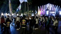 Para relawan dan masyarakat Indonesia ini menyimpan harapan besar dan doa masa transisi pemerintahan dari Presiden Jokowi ke Prabowo Subianto berjalan dengan mulus dan lancar. Usai prosesi pelantikan Presiden dan Wakil Presiden Indonesia terpilih 2024-2029, Prabowo Subianto-Gibran Rakabuming Raka pada Minggu (20/10/2024) Jokowi akan langsung bertolak meninggalkan Jakarta menuju kediamannya di Solo.