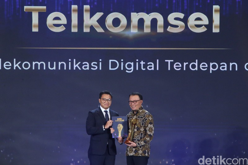 Wakil Pimpinan Redaksi detikcom, Ardhi Suryadi, memberikan penghargaan kepada Direktur Utama Telkomsel, Nugroho, di The Westin Jakarta, Kamis (17/10/2024).