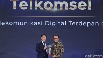 Wakil Pimpinan Redaksi detikcom, Ardhi Suryadi, memberikan penghargaan kepada Direktur Utama Telkomsel, Nugroho, di The Westin Jakarta, Kamis (17/10/2024).