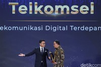 Wakil Pimpinan Redaksi detikcom, Ardhi Suryadi, memberikan penghargaan kepada Direktur Utama Telkomsel, Nugroho, di The Westin Jakarta, Kamis (17/10/2024).