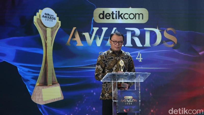 Wakil Pimpinan Redaksi detikcom, Ardhi Suryadi, memberikan penghargaan kepada Direktur Utama Telkomsel, Nugroho, di The Westin Jakarta, Kamis (17/10/2024).