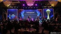 Wakil Pimpinan Redaksi detikcom, Ardhi Suryadi, memberikan penghargaan kepada Direktur Utama Telkomsel, Nugroho, di The Westin Jakarta, Kamis (17/10/2024).