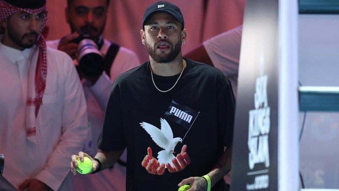 RIYADH, SAUDI ARABIA - OCTOBER 16:  Football player, Neymar of Brazil walks out to speak to Carlos Alcaraz of Spain after his Quarter-final 2 match against Holger Rune of Denmark on day one of the Six Kings Slam 2024 at Kingdom Arena on October 16, 2024 in Riyadh, Saudi Arabia. (Photo by Richard Pelham/Getty Images)
