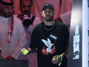 Nonton Pertandingan Tenis di Arab Saudi, Neymar Dapat Cemoohan