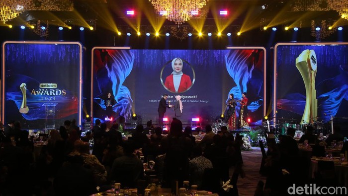 Nicke Widyawati Sabet detikcom Awards Tokoh Perempuan Inspiratif Sektor Energi Direktur Utama PT Pertamina (Persero) Nicke Widyawati meraih penghargaan Tokoh Perempuan Inspiratif di Sektor Energi pada detikcom Awards 2024. Di bawah kepemimpinan Nicke, Pertamina bertransformasi dengan menjalankan transisi energi dan meningkatkan produksi energi baru terbarukan.