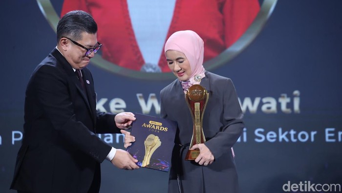 Nicke Widyawati Sabet detikcom Awards Tokoh Perempuan Inspiratif Sektor Energi Direktur Utama PT Pertamina (Persero) Nicke Widyawati meraih penghargaan Tokoh Perempuan Inspiratif di Sektor Energi pada detikcom Awards 2024. Di bawah kepemimpinan Nicke, Pertamina bertransformasi dengan menjalankan transisi energi dan meningkatkan produksi energi baru terbarukan.