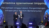 Sektor pelayaran internasional menyumbang sekitar dua hingga tiga persen dari emisi karbon/gas rumah kaca secara global. Sementara poros maritim Indonesia dilalui lebih dari separuh angkutan logistik dan perdagangan dunia. Di titik inilah dibutuhkan keberpihakan industri berbasis maritim untuk mengarahkan bisnisnya pada kebijakan-kebijakan hijau yang berkelanjutan. Peran inilah yang dijalankan oleh PT Pertamina International Shipping (PIS).