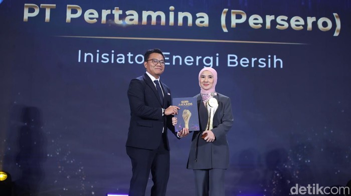 Wakil Pimpinan Redaksi detikcom, Ardhi Suryadi, memberikan penghargaan kepada Pertamina sebagai Inisiator Energi Bersih dalam ajang detikcom Awards yang berlangsung di The Westin Jakarta, Kamis (17/10/2024).
