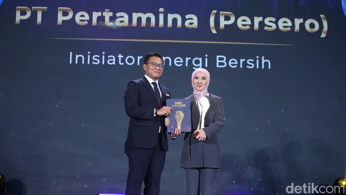Olah Tebu-Minyak Jelantah, Pertamina Dinobatkan Inisiator Energi Bersih Wakil Pimpinan Redaksi detikcom, Ardhi Suryadi, memberikan penghargaan kepada Pertamina sebagai Inisiator Energi Bersih dalam ajang detikcom Awards yang berlangsung di The Westin Jakarta, Kamis (17/10/2024).