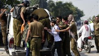 Insiden ini memicu gelombang kemarahan di kalangan siswa dan memicu demonstrasi di berbagai kampus.
