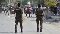Namun, situasi semakin tegang ketika polisi turun tangan untuk membubarkan demonstrasi. Bentrokan antara mahasiswa dan polisi terjadi, menyebabkan sejumlah orang terluka.